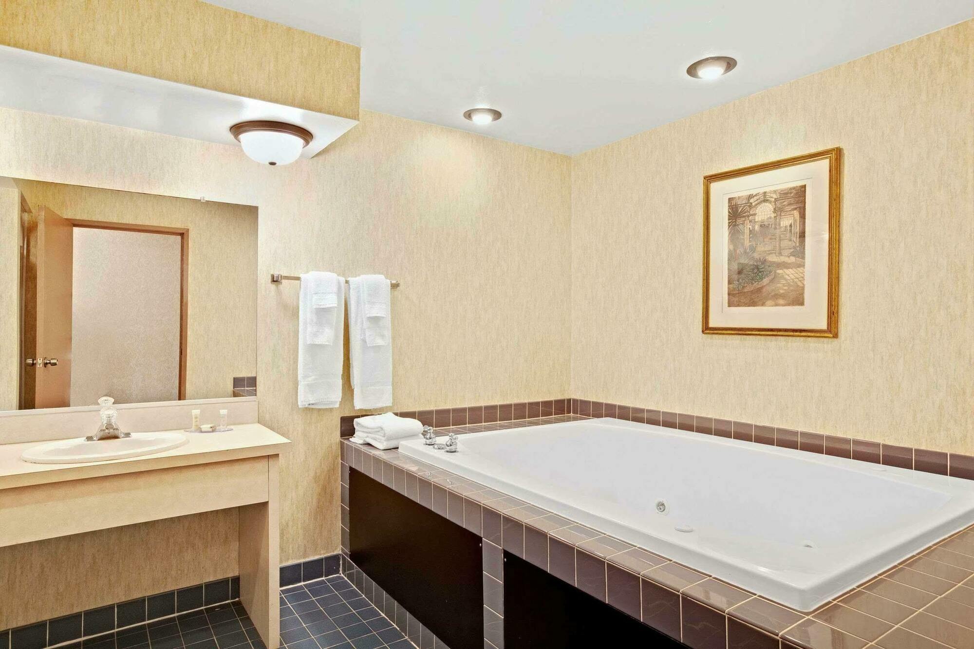 Howard Johnson By Wyndham Blackwood Near Philadelphia Екстер'єр фото